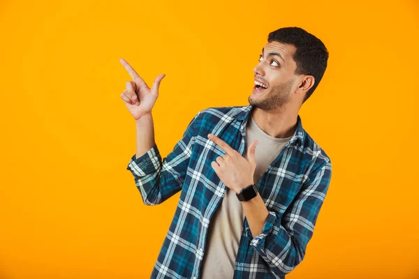 Jovem Alegre Vestindo Camisa Xadrez Isolado Sobre Fundo Laranja Apontando — Fotografia de Stock