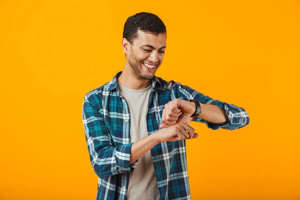 Glad Ung Man Klädd Rutig Skjorta Står Isolerade Över Orange — Stockfoto