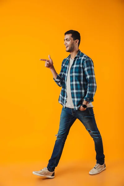 Retrato Comprimento Total Jovem Feliz Vestindo Camisa Xadrez Isolado Sobre — Fotografia de Stock