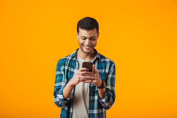 Vrolijke Jongeman Dragen Van Plaid Shirt Staande Geïsoleerd Oranje Achtergrond — Stockfoto