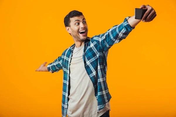 Joven Alegre Con Camisa Cuadros Pie Aislado Sobre Fondo Naranja — Foto de Stock