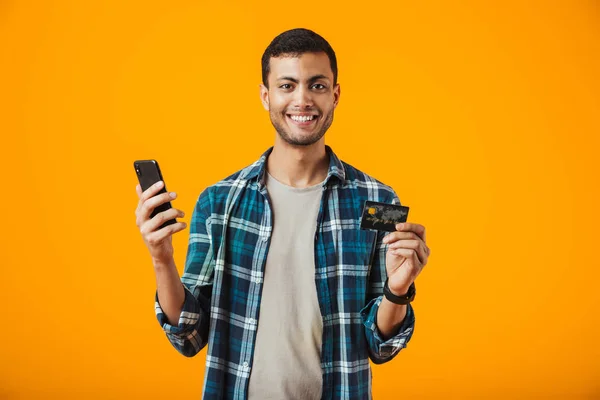 Vrolijke Jongeman Dragen Van Plaid Shirt Staande Geïsoleerd Oranje Achtergrond — Stockfoto