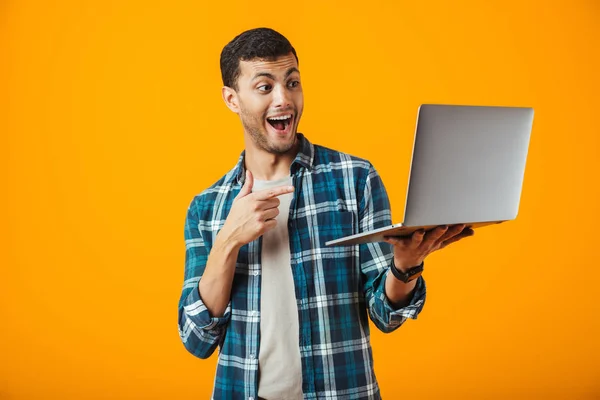 Joven Alegre Con Camisa Cuadros Pie Aislado Sobre Fondo Naranja — Foto de Stock