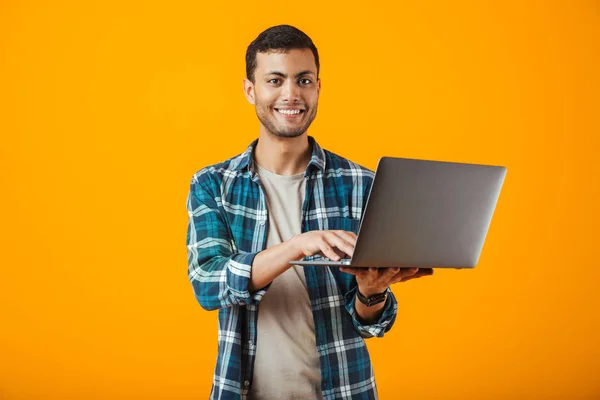 Jovem Alegre Vestindo Camisa Xadrez Isolado Sobre Fundo Laranja Usando — Fotografia de Stock