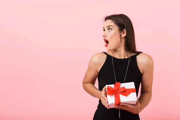 Portret Van Een Mooie Jonge Vrouw Draagt Zwarte Jurk Roze — Stockfoto