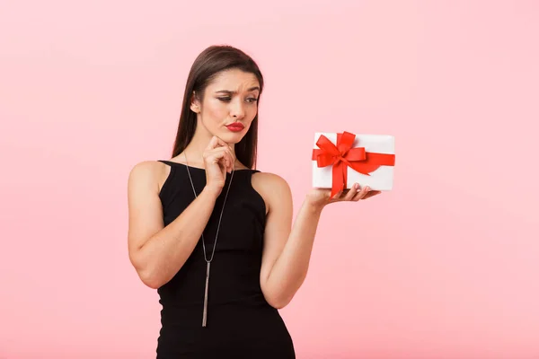 Portret Van Een Mooie Jonge Vrouw Dragen Zwarte Jurk Staande — Stockfoto