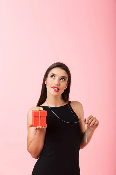 Retrato Una Hermosa Mujer Joven Con Vestido Negro Pie Aislado —  Fotos de Stock