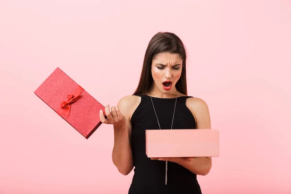 Boos Vrouw Draagt Zwarte Jurk Bedrijf Leeg Geschenkdoos Geïsoleerd Roze — Stockfoto