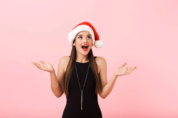 Ευτυχισμένος Νεαρή Γυναίκα Που Φοράει Χριστουγεννιάτικο Καπέλο Γιορτάζει Απομονώνονται Ροζ — Φωτογραφία Αρχείου