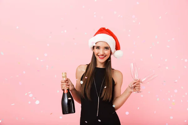 Jovem Alegre Usando Chapéu Natal Comemorando Isolado Sobre Fundo Rosa — Fotografia de Stock