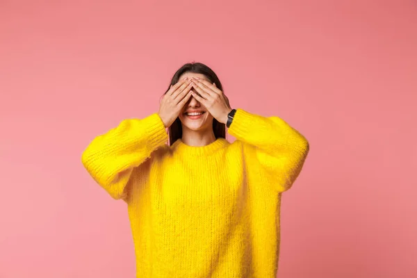 Fröhliches Junges Mädchen Mit Pullover Der Isoliert Vor Rosa Hintergrund — Stockfoto