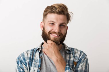 Yakışıklı bir genç mutlu adam beyaz duvar arka plan üzerinde izole ayakta görüntüsünü.