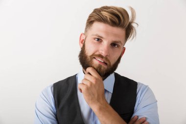 Yakışıklı bir genç sakallı adam arka plan beyaz duvar poz üzerinde izole ayakta görüntüsünü.