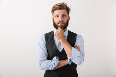 Yakışıklı bir genç sakallı adam arka plan beyaz duvar poz üzerinde izole ayakta görüntüsünü.