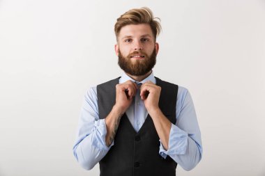 Yakışıklı bir genç sakallı adam arka plan beyaz duvar poz üzerinde izole ayakta görüntüsünü.