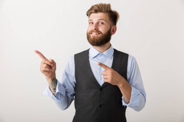 Yakışıklı bir genç sakallı adam arka plan beyaz duvar işaret içinde izole ayakta görüntüsünü.