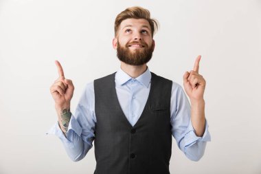 Yakışıklı bir genç sakallı adam arka plan beyaz duvar işaret içinde izole ayakta görüntüsünü.