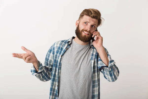 Karışık Bir Genç Sakallı Adam Cep Telefonuyla Konuşan Beyaz Duvar — Stok fotoğraf