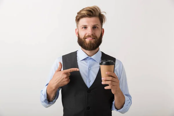 Imagen Guapo Joven Barbudo Parado Aislado Sobre Fondo Blanco Bebiendo — Foto de Stock