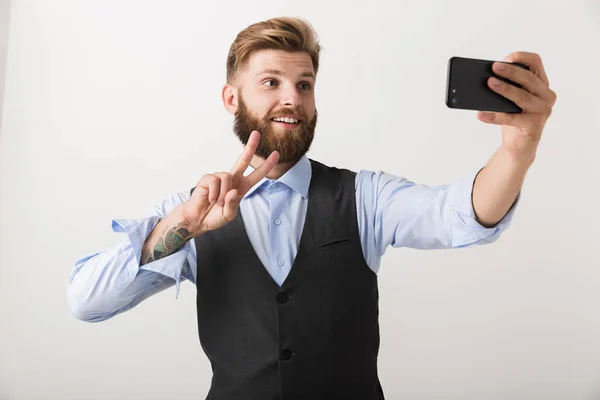 Imagen Guapo Joven Barbudo Pie Aislado Sobre Fondo Blanco Pared — Foto de Stock