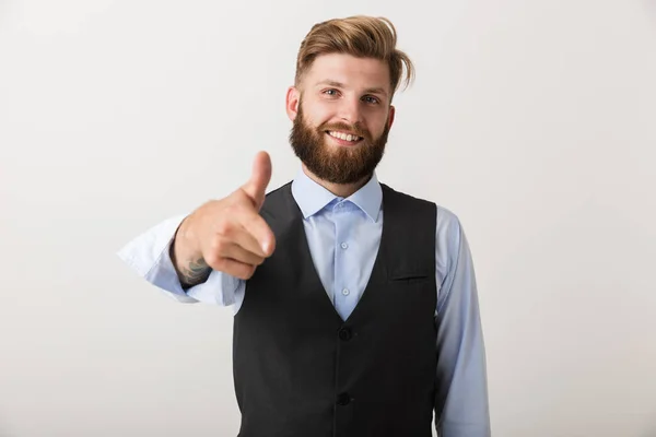 Imagen Joven Barbudo Feliz Parado Aislado Sobre Fondo Blanco Apuntando — Foto de Stock