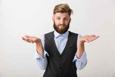 Karışık bir genç sakallı adam beyaz duvar arka plan üzerinde izole ayakta görüntüsünü.