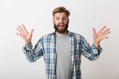 Başarı kutluyor mutlu sakallı adam beyaz arka plan üzerinde izole ayakta ekose gömlek giymiş