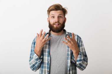 Başarı kutluyor mutlu sakallı adam beyaz arka plan üzerinde izole ayakta ekose gömlek giymiş