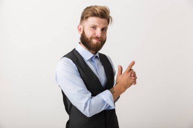 Kendine güvenen genç iş adamı ayakta beyaz arka plan üzerinde de kopya alanı gösteren izole