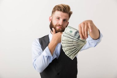 Beyaz arka plan üzerinde izole ayakta kendine güvenen genç iş adamı para banknot gösterilen