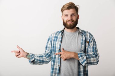 Kopya alanı, parmak işaret ekose gömlek beyaz arka plan üzerinde izole ayakta mutlu sakallı adam giymiş