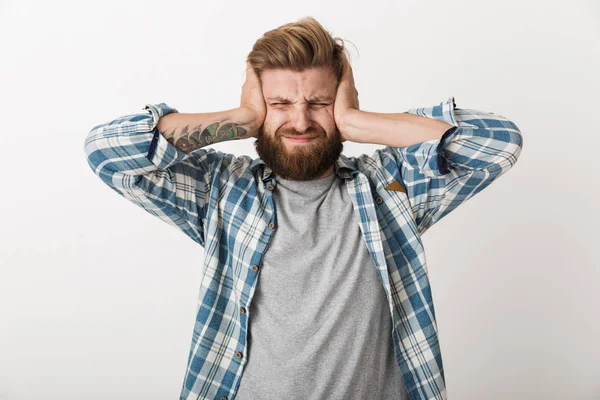 Geërgerd Bebaarde Man Gekleed Geruite Overhemd Boven Witte Achtergrond Geïsoleerd — Stockfoto