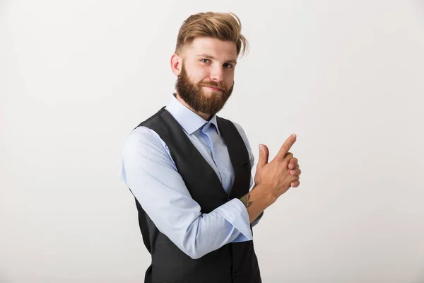 Selbstbewusster Junger Geschäftsmann Steht Isoliert Vor Weißem Hintergrund Und Zeigt — Stockfoto