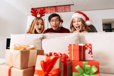 Fotoğraf süre kutlama Noel evde mevcut kutulara arayan heyecan insanların