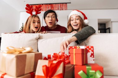 Görüntü süre kutlama Noel evde hediye kutuları arayan neşeli insanların