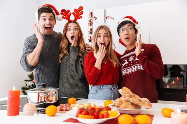 Gruppe Fröhlicher Multiethnischer Menschen Feiert Neujahr Und Posiert Der Küche — Stockfoto