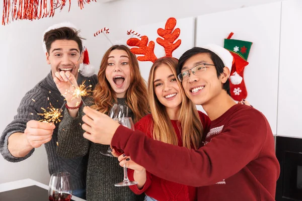Gruppe Aufgeregter Multiethnischer Menschen Mit Gläsern Mit Wein Und Wunderkerzen — Stockfoto