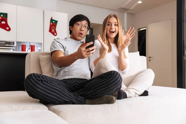 Cheerful Young Couple Taking Selfie While Sitting Couch Home — Stock Photo, Image
