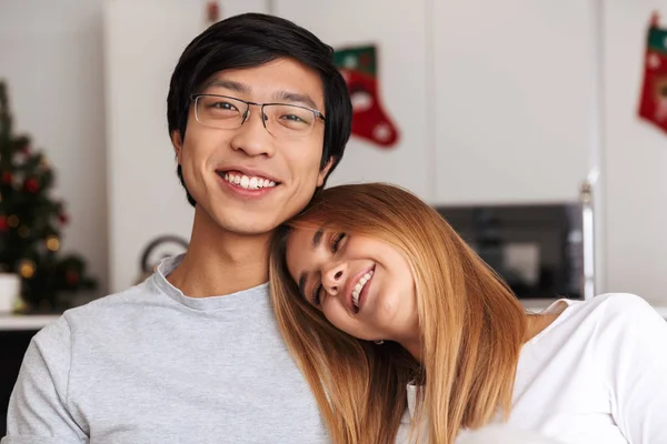 Nahaufnahme Eines Lächelnden Jungen Paares Das Sich Umarmt Während Hause — Stockfoto