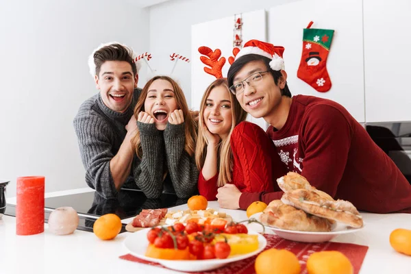 Gruppe Fröhlicher Freunde Feiert Weihnachten Hause Der Küche — Stockfoto