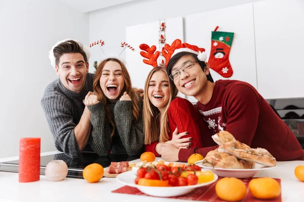 Gruppe Fröhlicher Freunde Feiert Weihnachten Hause Der Küche — Stockfoto