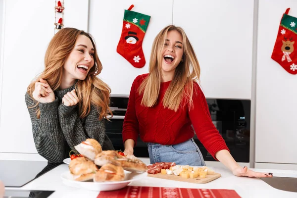 Zwei Gut Gelaunte Freundinnen Die Hause Weihnachten Feiern — Stockfoto