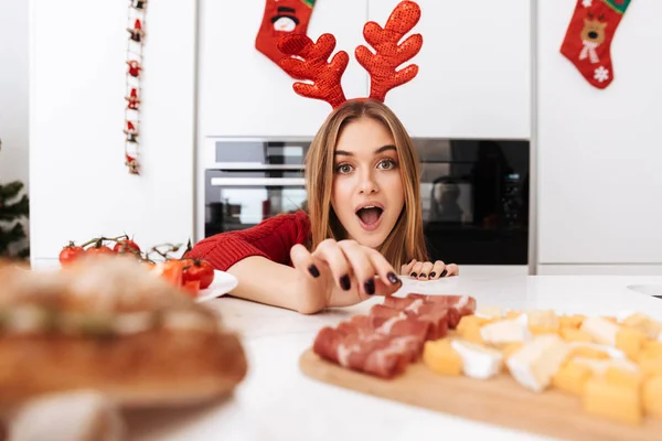 Aufgeregtes Hübsches Mädchen Feiert Weihnachten Trägt Regenhörner Isst Essen Vom — Stockfoto