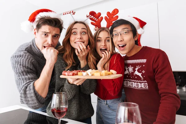 Gruppe Festlicher Multiethnischer Menschen Feiert Neujahr Drinnen Und Isst Festtagsmahlzeit — Stockfoto