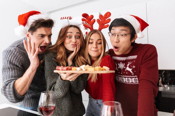 Gruppe Schöner Multiethnischer Menschen Feiert Neujahr Drinnen Und Isst Festtagsmahlzeit — Stockfoto