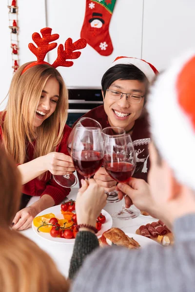 Gruppe Fröhlicher Multiethnischer Menschen Die Hause Das Neue Jahr Feiern — Stockfoto