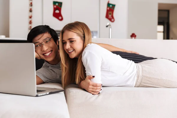로맨틱 남자와 노트북으로 집에서 침대에 여자의 이미지 — 스톡 사진