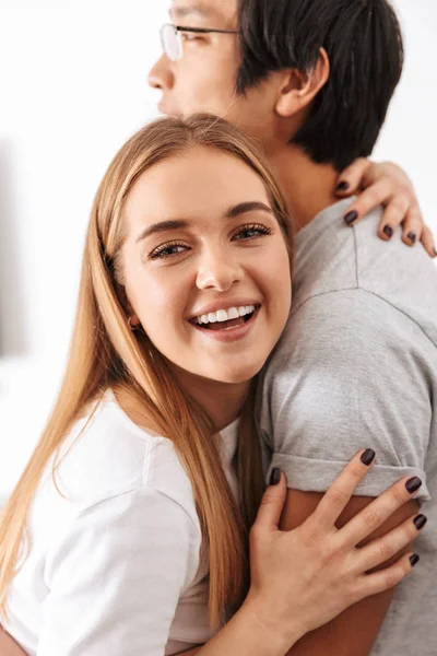Felice Giovane Ragazza Abbracciando Suo Fidanzato Asiatico Casa — Foto Stock