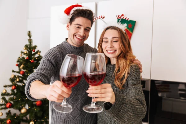 Foto Pareja Caucásica Hombre Mujer 20S Tintineo Vasos Con Vino — Foto de Stock