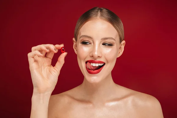 Schoonheid Portret Van Een Mooie Jonge Topless Vrouw Rode Achtergrond — Stockfoto